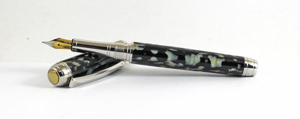 Queens Fountain pen in Conway Stewart Black & White Casein